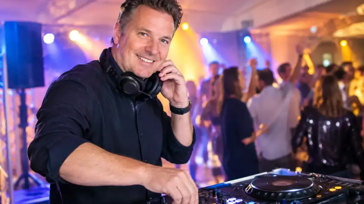 Themafeest sfeer opbouwen voor een volle vloer