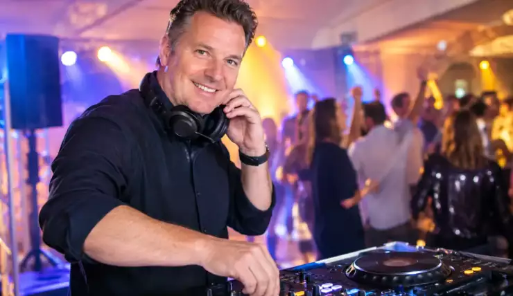 Themafeest sfeer opbouwen voor een volle vloer